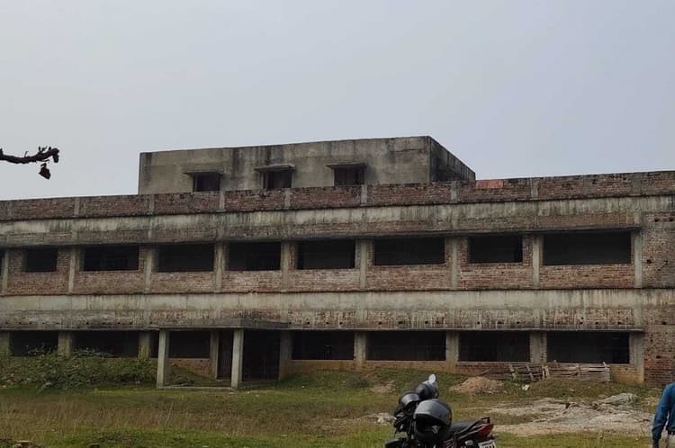 East Singhbhum News : डुमरिया आदर्श स्कूल में दो शिक्षकों के भरोसे छठी से 12वीं तक पढ़ाई