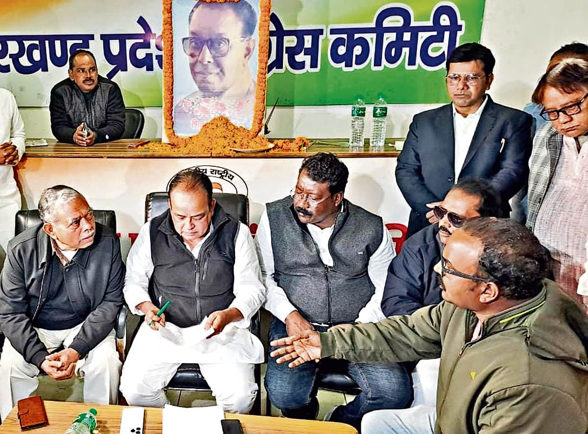 Political news : युवती ने स्वास्थ्य मंत्री से कहा : पापा कैंसर से पीड़ित हैं, बेहतर इलाज करा दीजिये