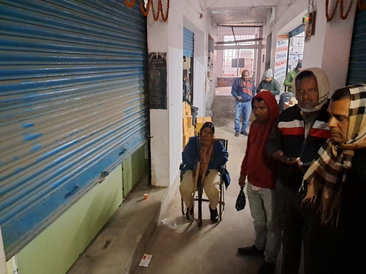 शटर तोड़ दुकान से लाखों रुपये नकद सहित दवा व कीमती सामान की चोरी
