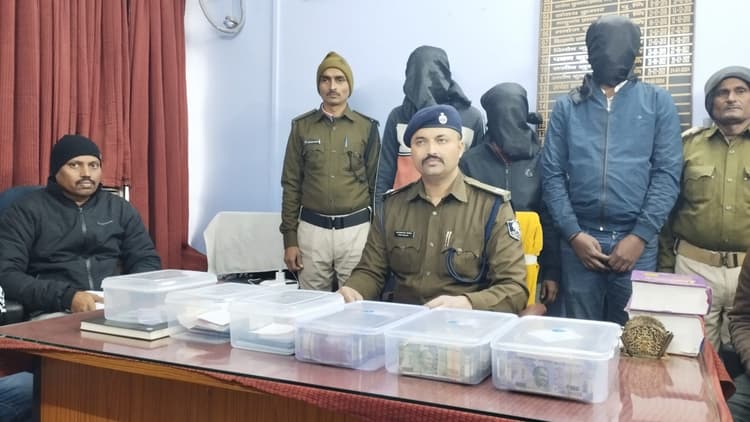 23 लाख कैश के साथ तीन साइबर आरोपित गिरफ्तार