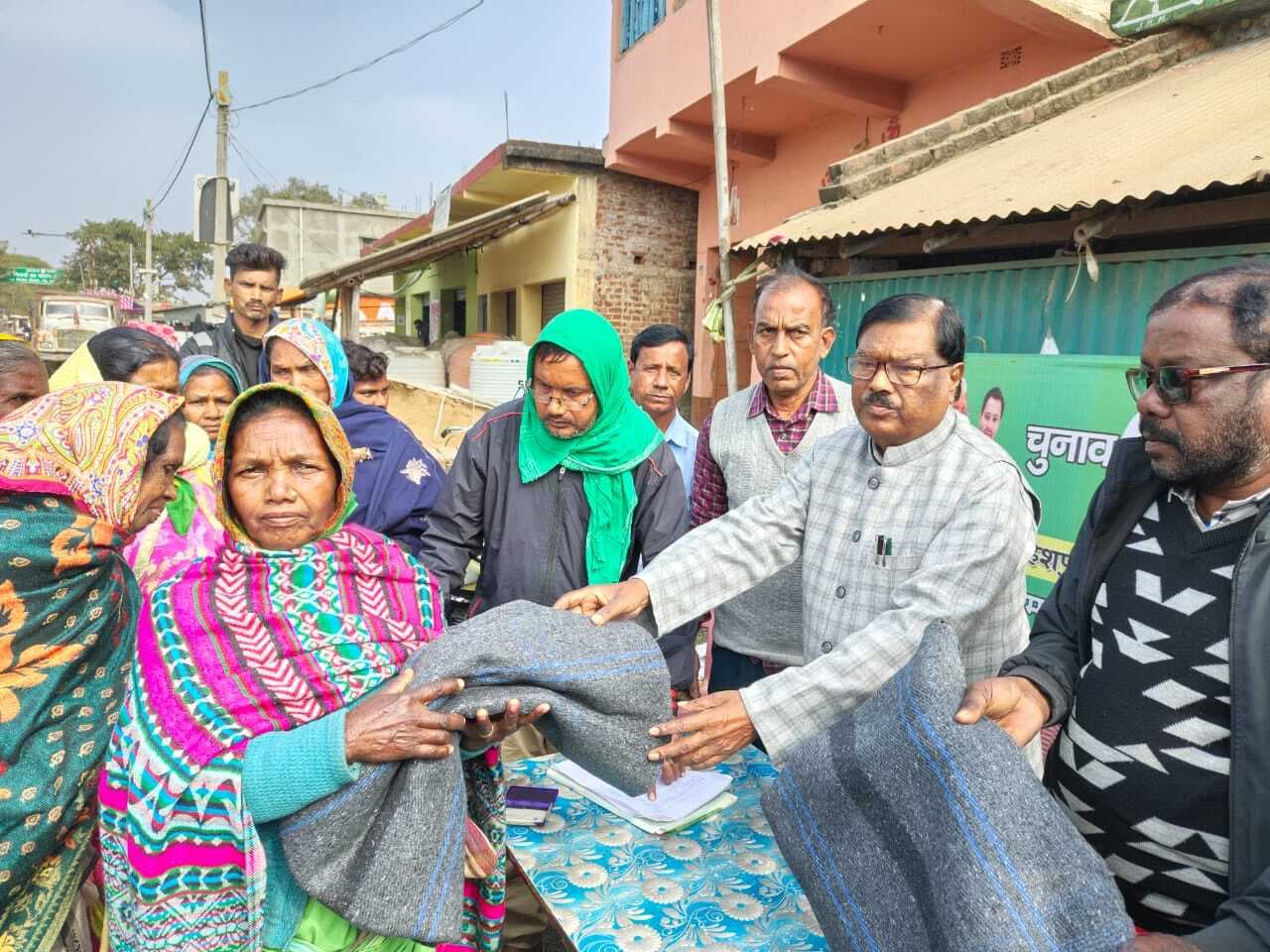 विधायक ने जरूरतमंदों के बीच बांटे कंबल