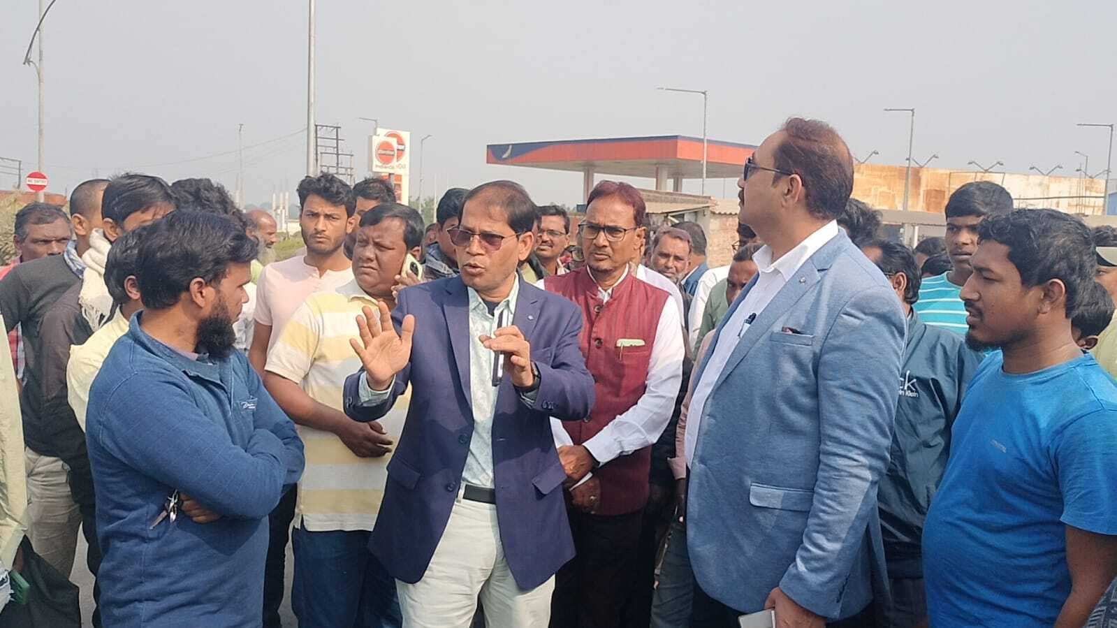 फरक्का विधायक ने जरूरतमंदों दिये कंबल