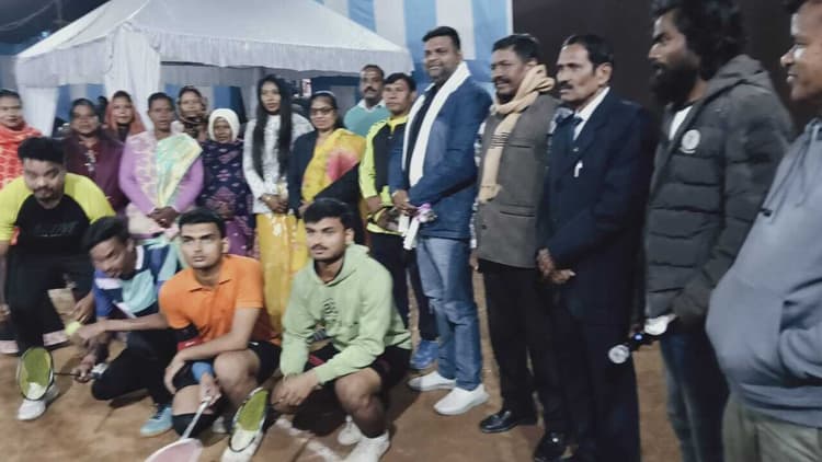 Jamshedpur News : बैडमिंटन टूर्नामेंट : 40 प्लस पुरुष वर्ग में हेनरी कुल्लू- गगन सिंकू की जोड़ी बनी विजेता