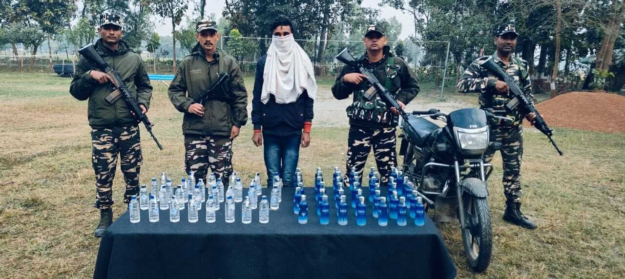 70 बोतल नेपाली शराब के साथ तस्कर गिरफ्तार, बाइक जब्त