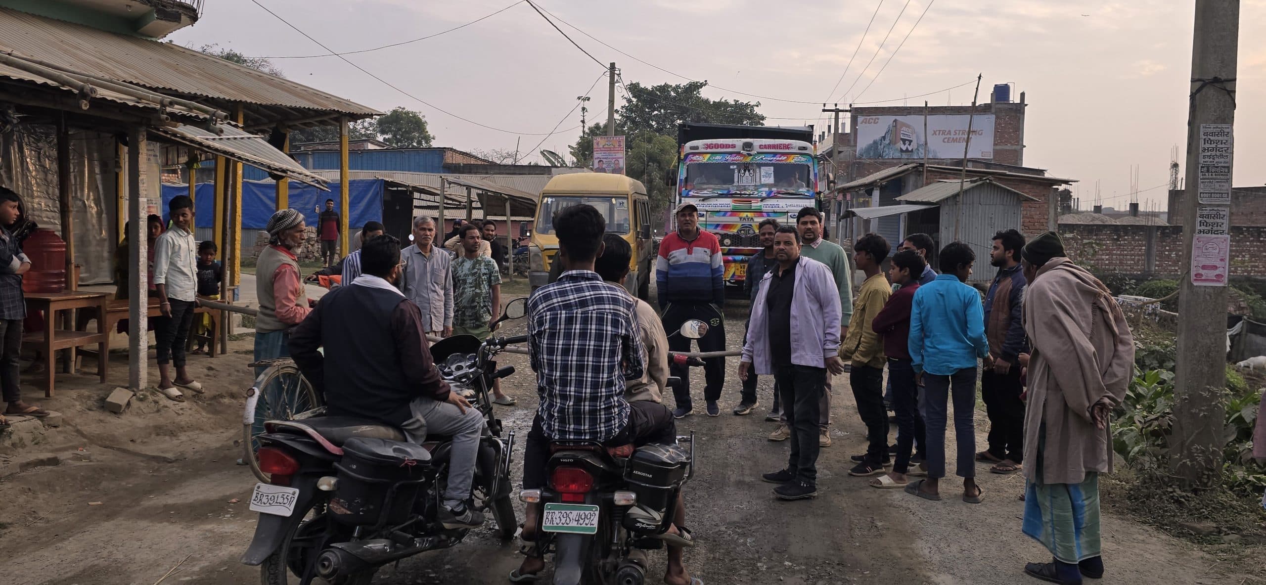 अर्धनिर्मित सड़क को पूरा करने को लेकर किया जाम