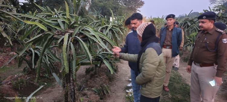 डीआईजी ने ड्रेगन फ्रूट की खेती का लिया जायजा, कृषक नागराज नखत से प्राप्त की जानकारी