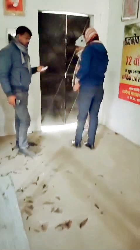 Gopalganj News : रामचंद्रपुर में रिश्वत लेने का शिक्षकों ने किया विरोध, तो एचएम ने कमरे में कर दिया बंद