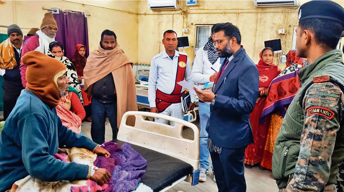 Gopalganj News : डीएम ने मरीजाें से लिया फीडबैक, डॉक्टर व कर्मियों का रोस्टर भी देखा, कमियां देख लगायी फटकार