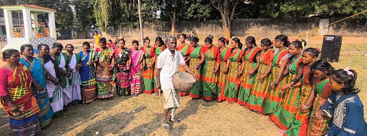 मांदर की थाप पर पारंपरिक वेशभूषा में थिरके आदिवासी महिला-पुरुष