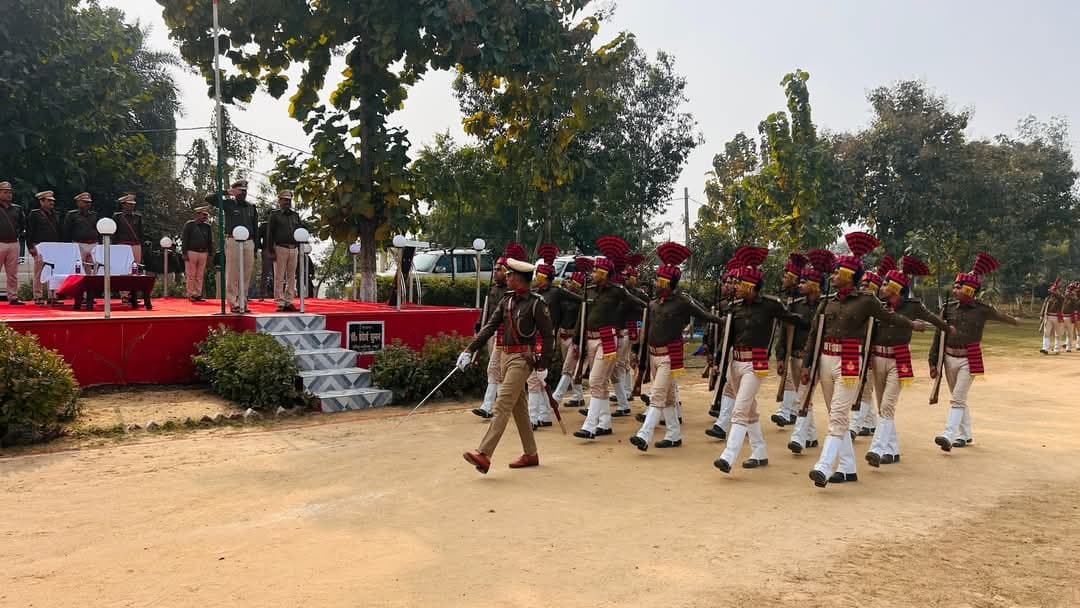 डीआइजी ने किया पुलिस लाइन का निरीक्षण