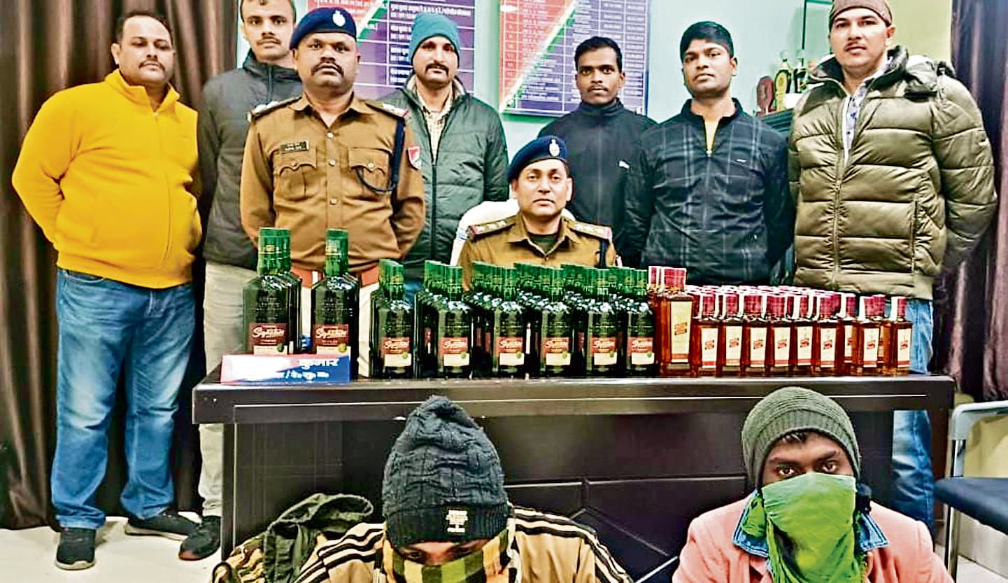 Crime News : रांची स्टेशन से शराब के साथ दो तस्कर गिरफ्तार