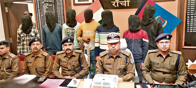 Crime News : वाहनों से डीजल चोरी करने वाले अंतरराज्यीय गिरोह के सात अपराधी गिरफ्तार, किंग पिन फरार