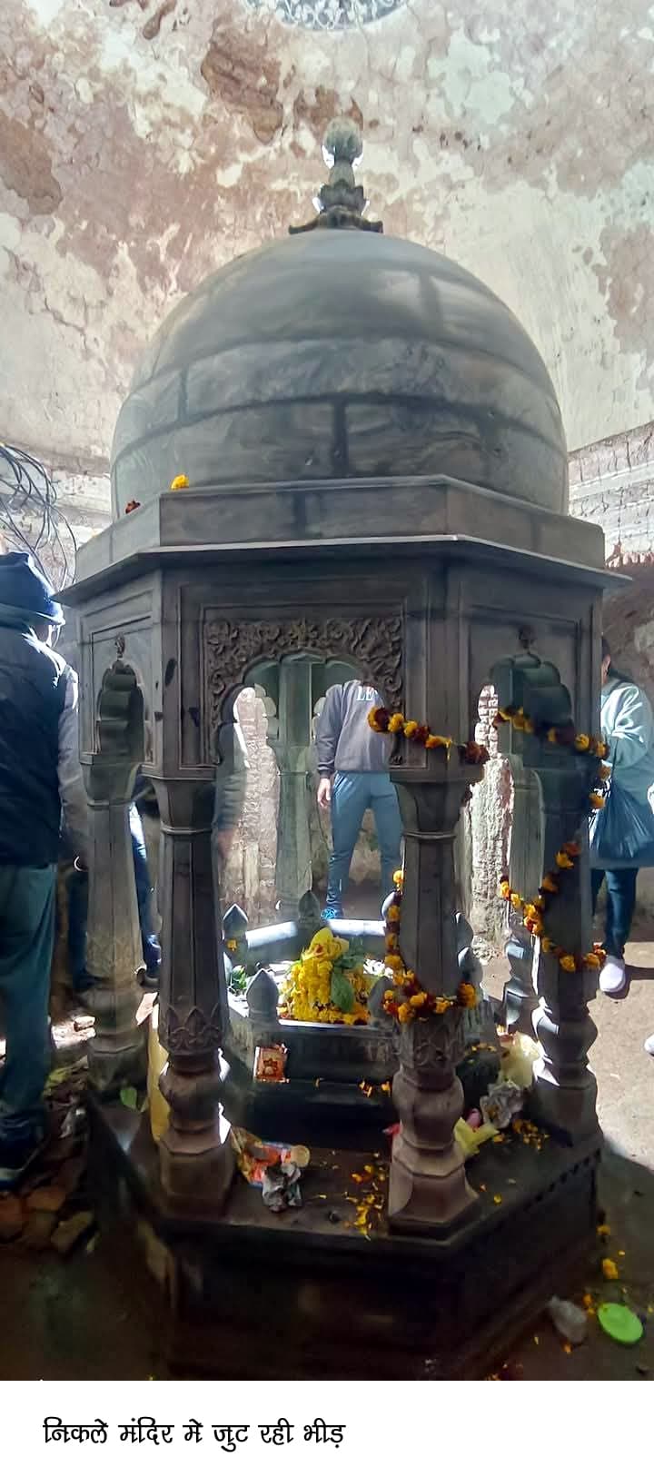 पटना सिटी में जमीन से निकला मंदिर और शिवलिंग के दर्शन को जुट रही भीड़