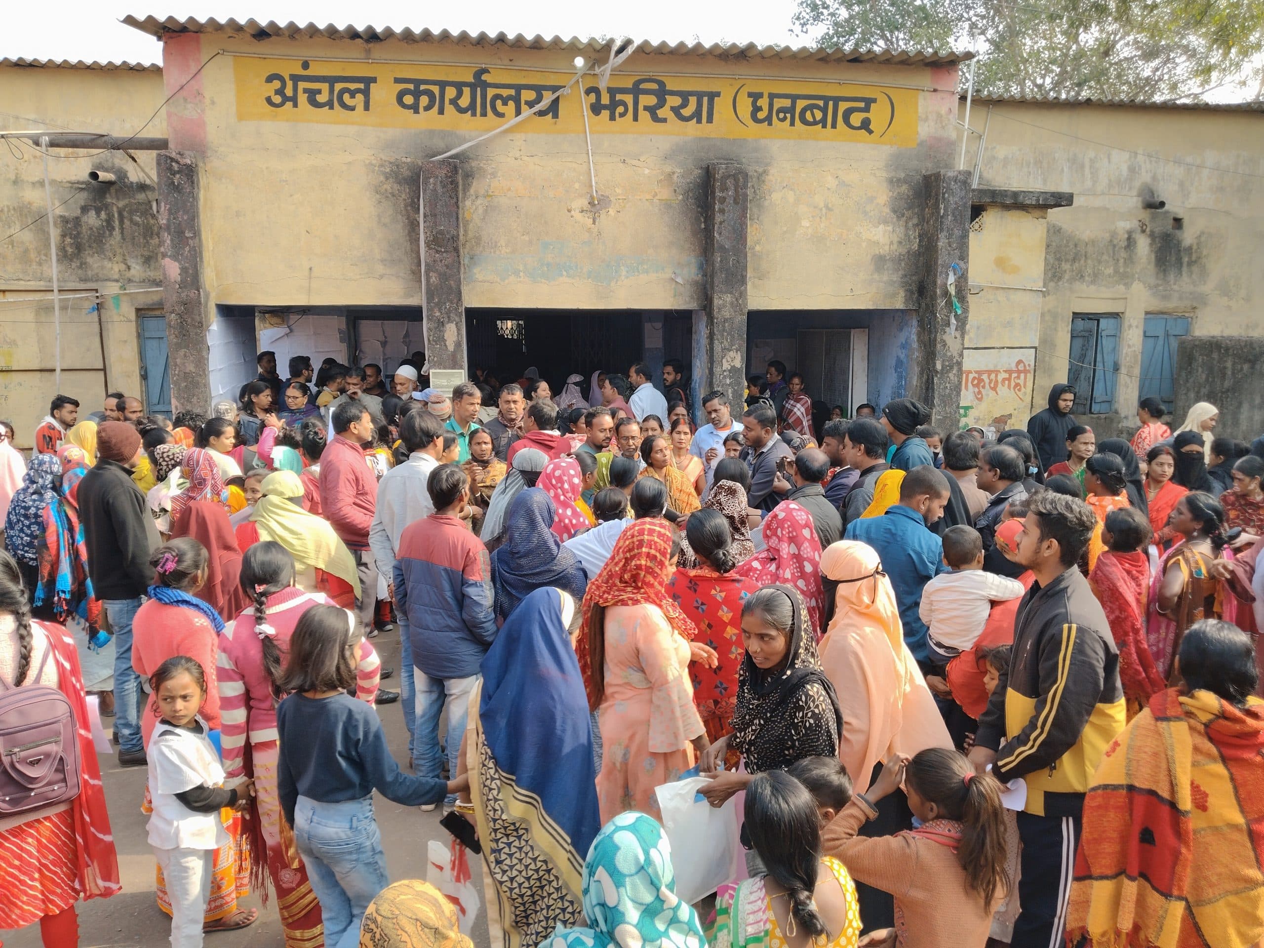 Dhanbad News : मंईयां सम्मान योजना की राशि नहीं मिलने पर महिलाओं ने किया हंगामा