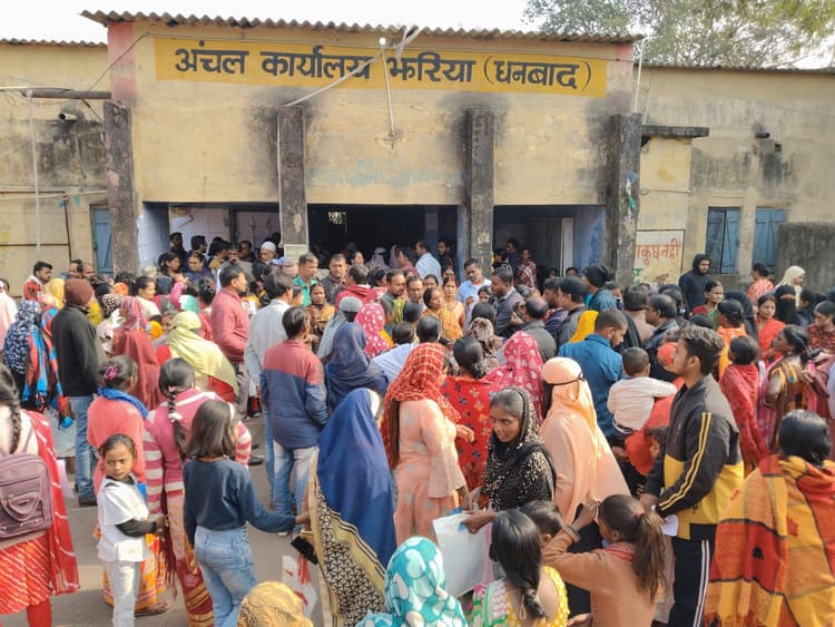 Dhanbad News : मंईयां सम्मान योजना की राशि नहीं मिलने पर महिलाओं ने किया हंगामा