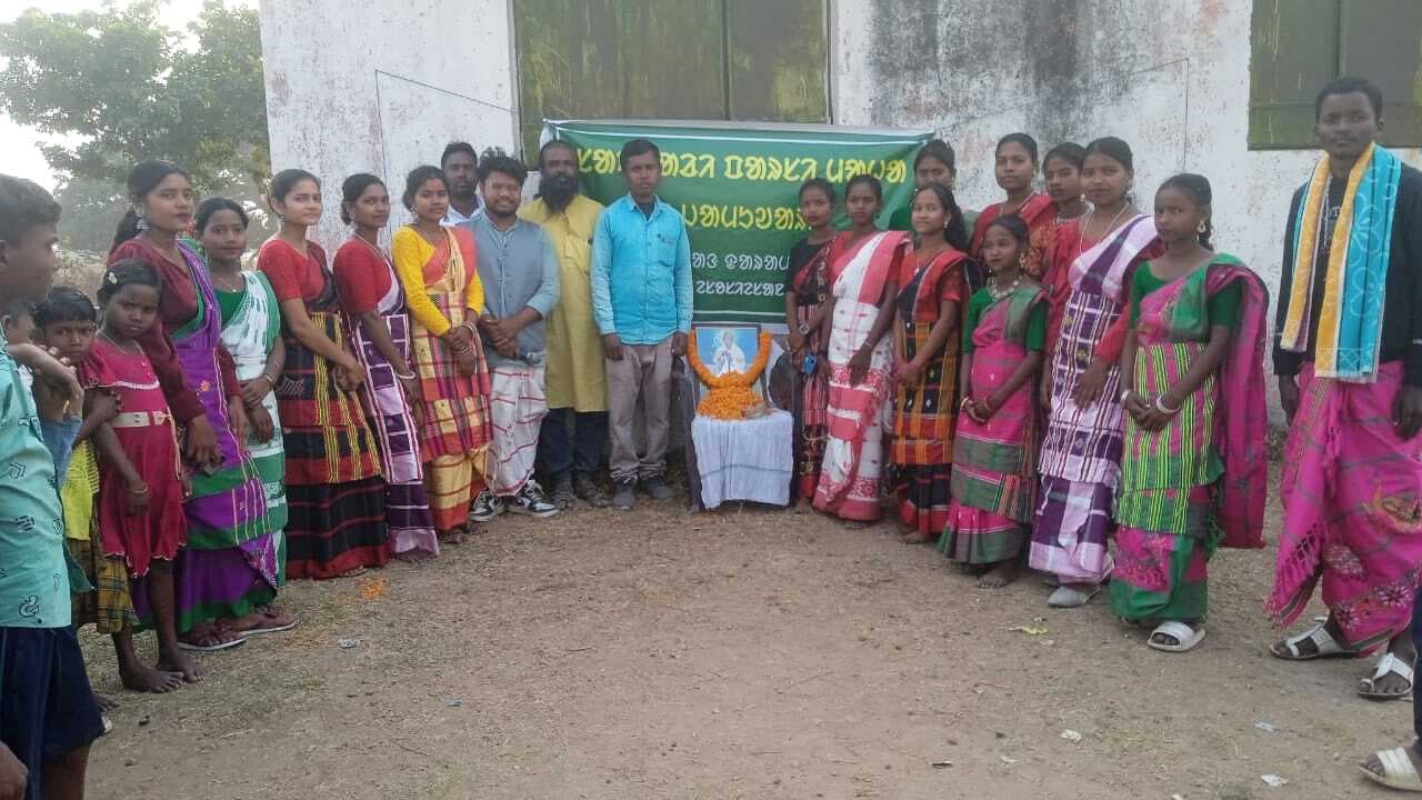 seraikela news : बच्चों को ओलचिकि लिपि में पढ़ाकर पंडित रघुनाथ मुर्मू के सपनों को साकार करें
