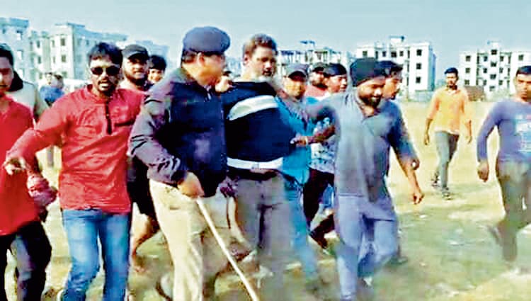 गाय चोर होने के संदेह में पिटा, पुलिस ने बचाया