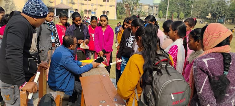 कॉलेज की छात्राओं को दी गयी योजनाओं की जानकारी