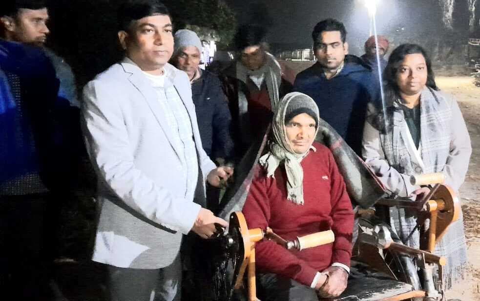 हाड़ कपाने वाली ठंड की रात में दलित बस्ती में फरिश्ता बनकर पहुंची जिला प्रशासन की टीम