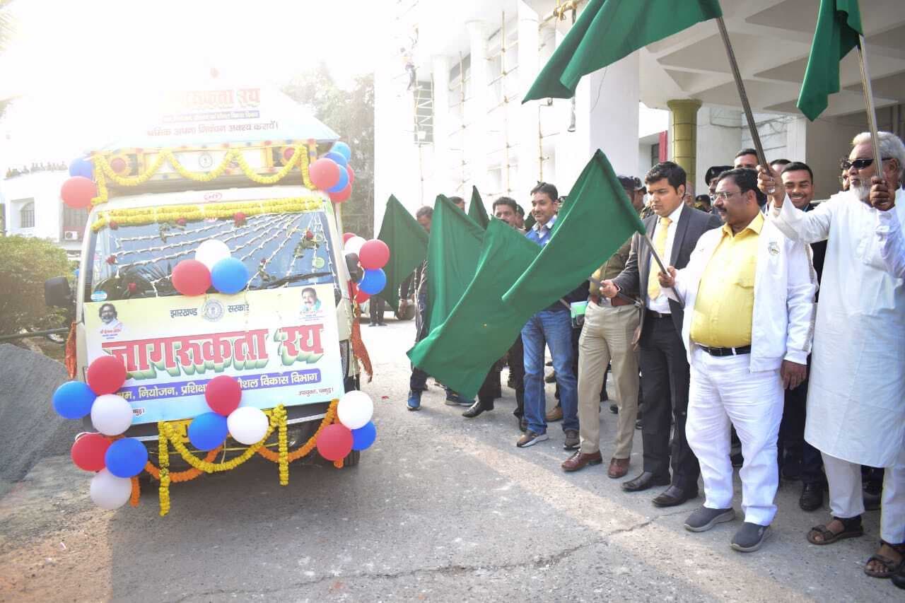 श्रम मंत्री ने जागरुकता रथ किया रवाना, श्रमिकों से की निबंधन की अपील