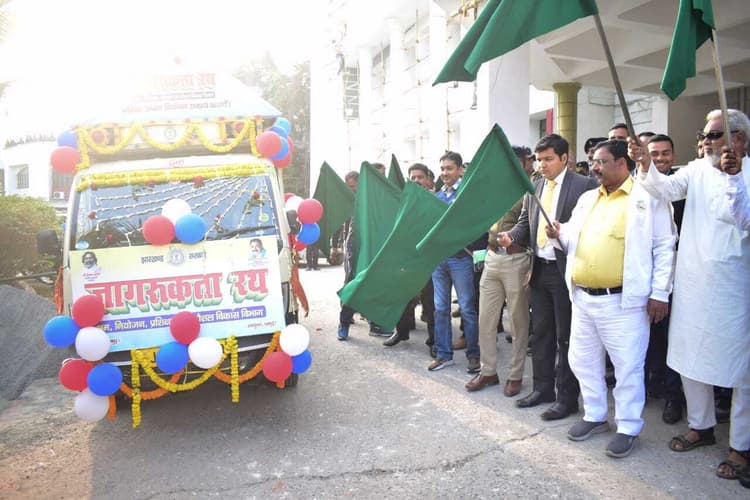 श्रम मंत्री ने जागरुकता रथ किया रवाना, श्रमिकों से की निबंधन की अपील