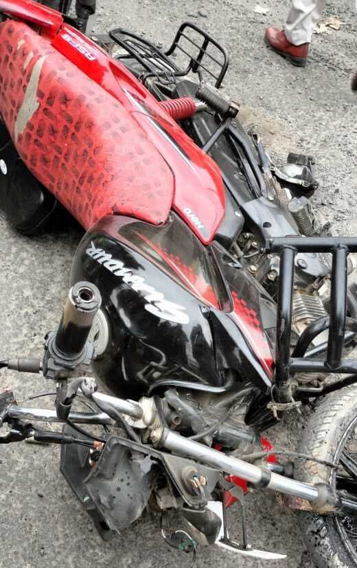 हाइवा ने बाइक और ऑटो में मारी टक्कर, बाल-बाल बचे लोग