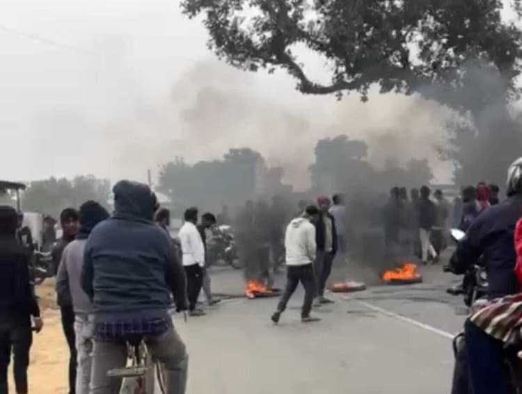 Deoghar news : धार्मिक स्थल में प्रवेश कर नारेबाजी करने के विरोध में लोगों ने किया सडक जाम. आरोपी से हुई पूछताछ