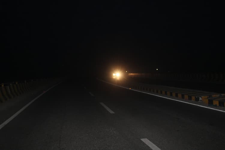 एनएच 327 ई पर बने रेल ओवरब्रिज पर स्ट्रीट लाइट नहीं लगाने से राहगीर व वाहन चालक को हो रही परेशानी