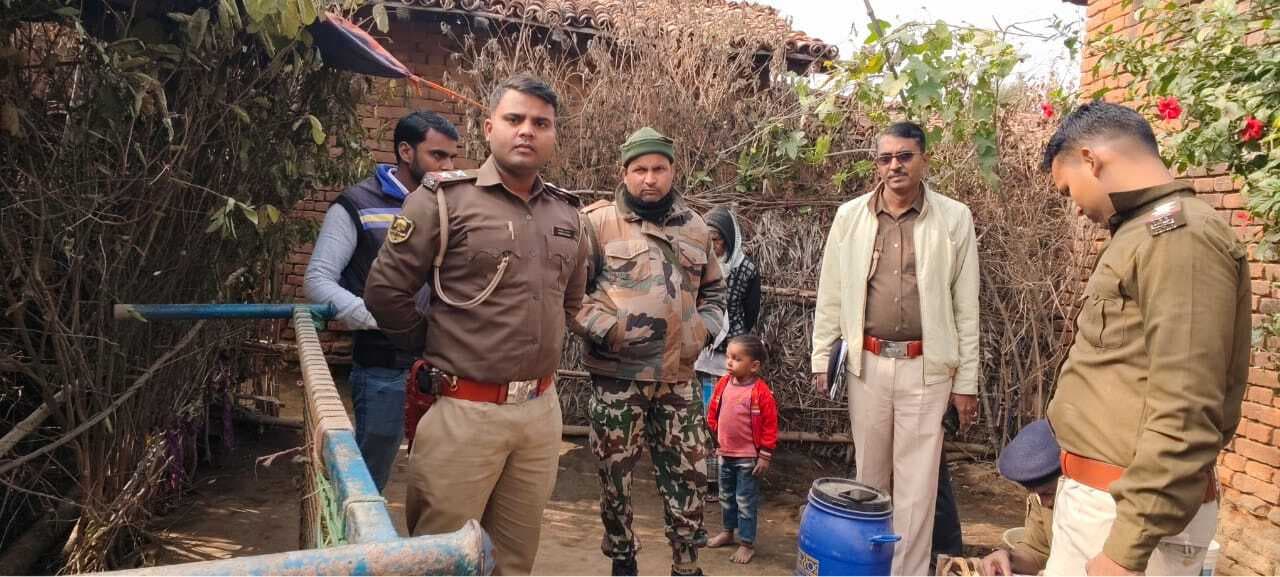 फरार चल रहे दो आरोपितों के घर कुर्की जब्ती की कार्रवाई