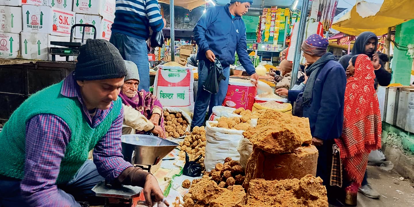 Gopalganj News : कतरनी चूड़ा, गुड़ व तिलकुट की सुगंध से महका मकर संक्रांति का बाजार, ग्राहकों की उमड़ रही भीड़