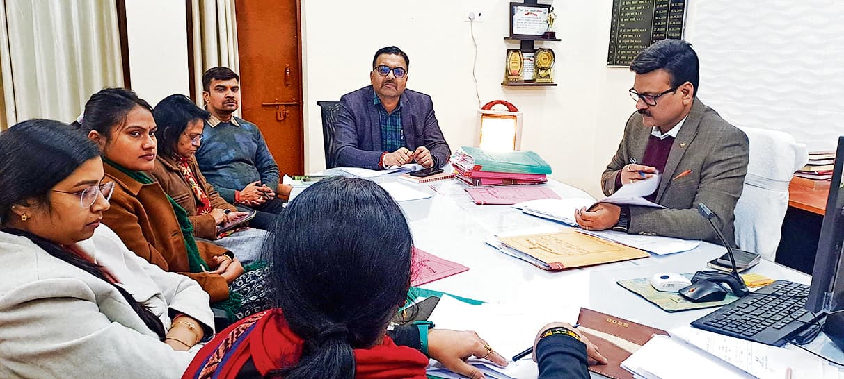 लंबित योजनाओं को शीघ्र पूर्ण करने का निर्देश