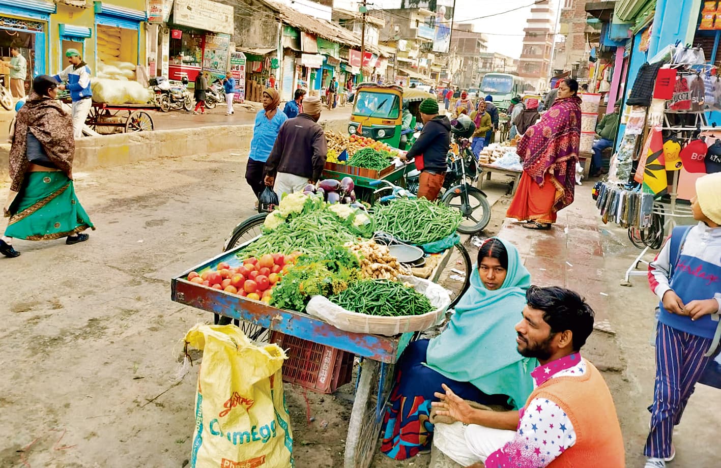 सब्जी दुकानदारों के अतिक्रमण से हो रही परेशानी