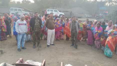 दर्जनों असहाय ग्रामीणों के बीच कंबल वितरण