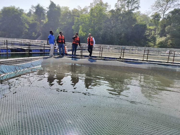 गुजरात के प्रतिनिधिमंडल ने केज कल्चर विधि को जाना