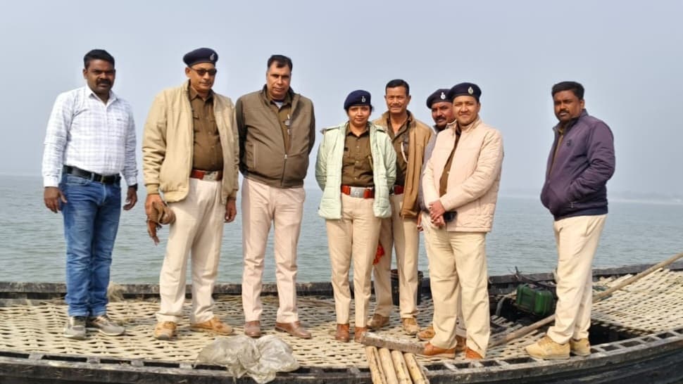 दियारा क्षेत्र में पुलिस ने नाव से चलाया गस्ती अभियान, की गयी छापेमारी