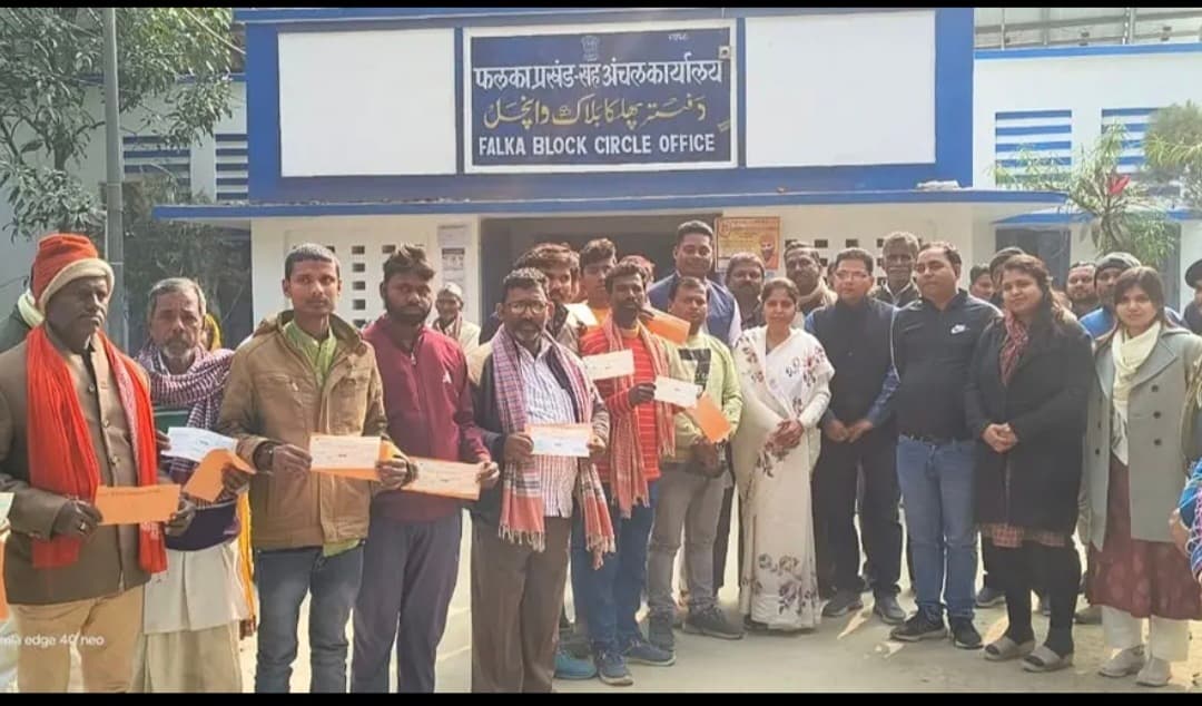 शिविर लगाकर आठ आग्नि पीड़ित व 26 गोताखोरों के बीच चेक का किया वितरण