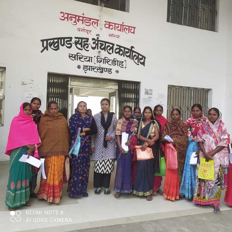 Giridih News :पीपराटांड़ की महिलाओं ने प्रखंड कार्यालय में किया हंगामा