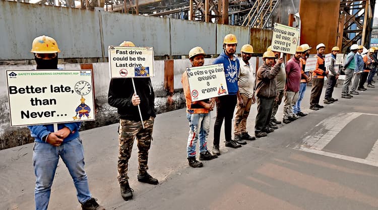 Rourkela News: वाहन चलाते समय ओवरटेकिंग से बचने, नियमों का पालन करने का दिया संदेश