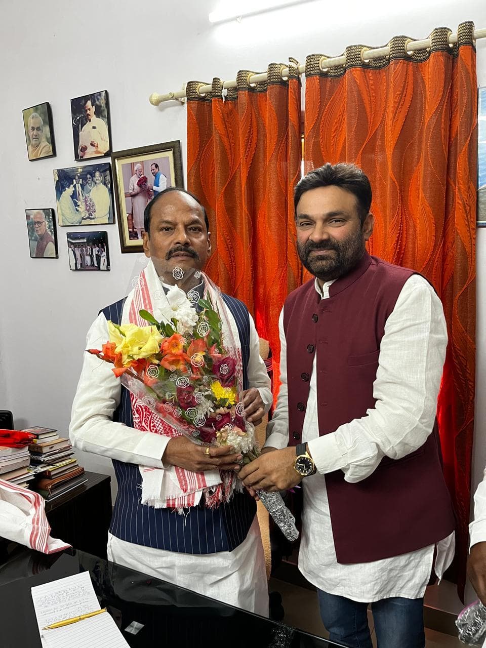 Jamshedpur News : रघुवर दास के स्वागत में रांची पहुंचे शहर के भाजपाई, किया जोरदार अभिनंदन