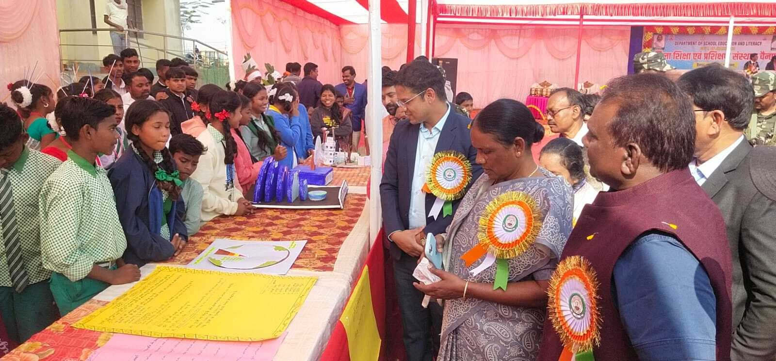Chaibasa News : विज्ञान प्रदर्शनी से बच्चों में बढ़ती है वैज्ञानिक सोच : जोबा