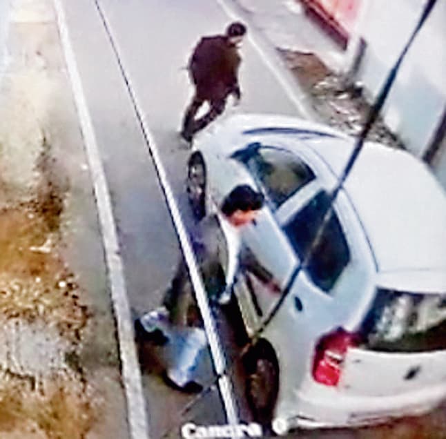 Ranchi News : सूट-बूट में कार से आये चाेरों ने घर से 30 लाख के गहने व 8.30 लाख नकद उड़ाये