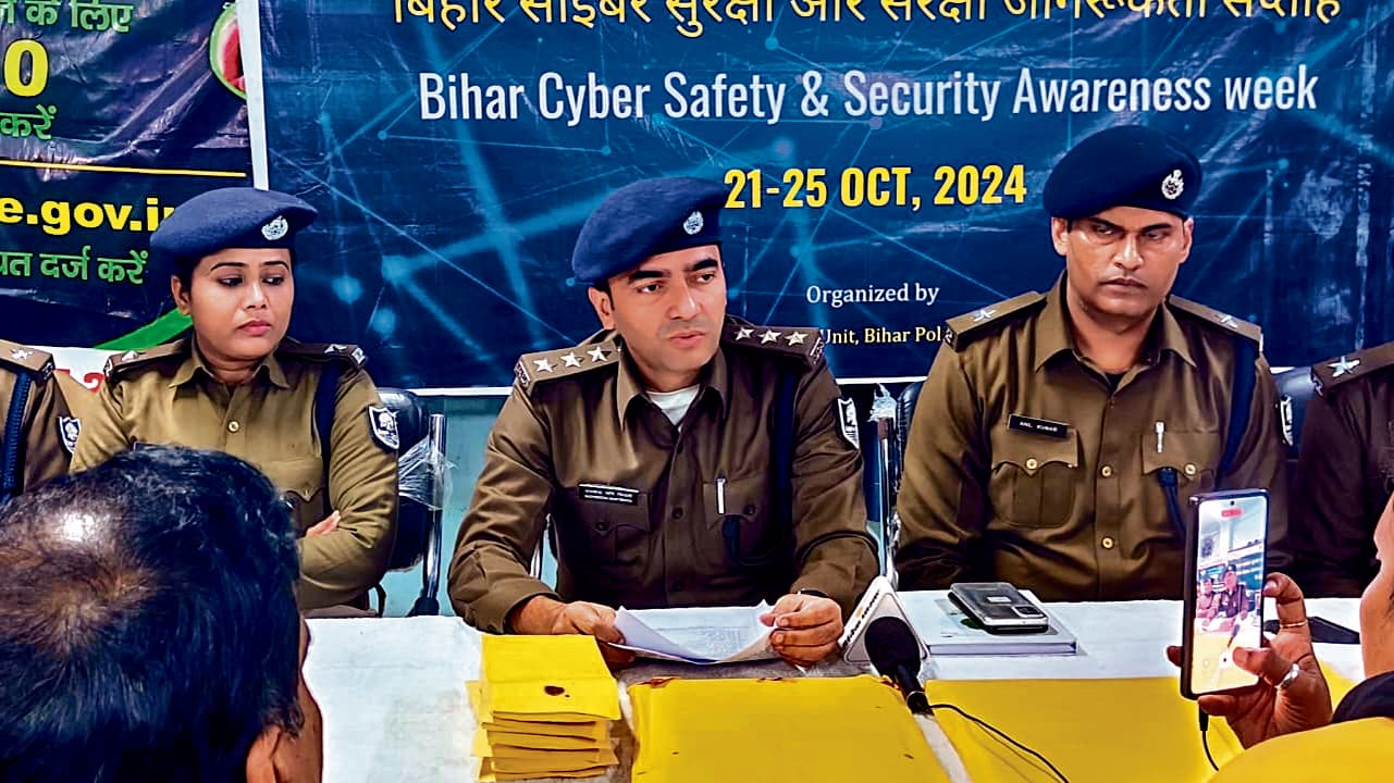 Patna News : फ्लैट में ऑफिस खोल कर लोन के नाम पर ठगी करने वाले पांच गिरफ्तार