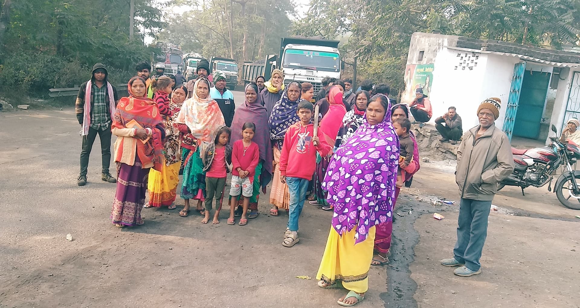 Bokaro News : ब्लास्टिंग से घरों में आयी दरारें, ग्रामीणों ने रोकी ट्रांसपोर्टिंग