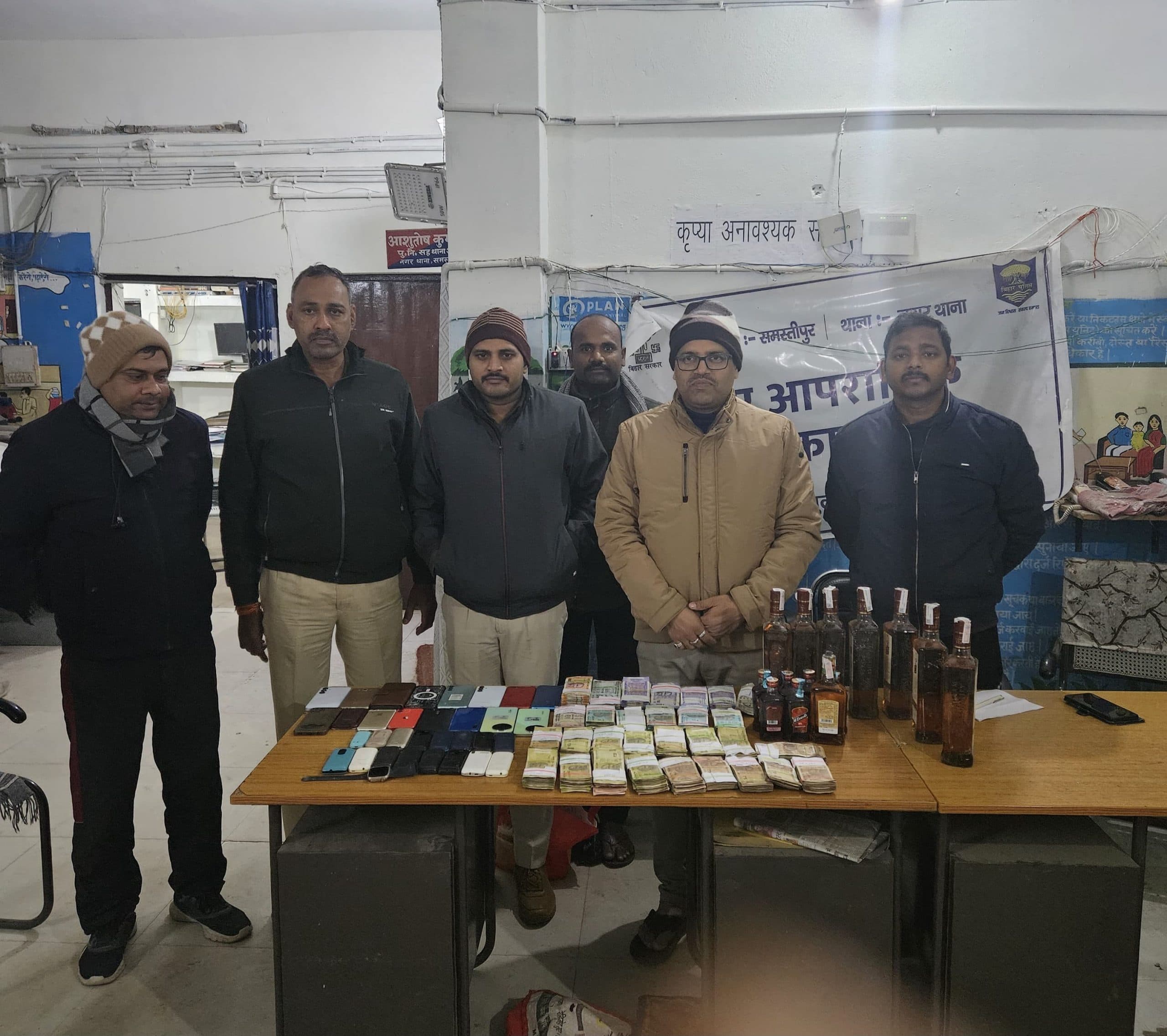 शराब के साथ तस्कर गिरफ्तार, 32 मोबाइल व 1 लाख 46 हजार नकद बरामद