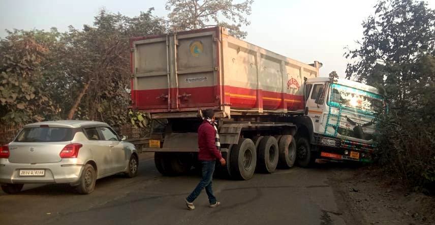 Accident : ट्रेलर का संतुलन बिगड़ा, बाल-बाल बचे चालक व खलासी
