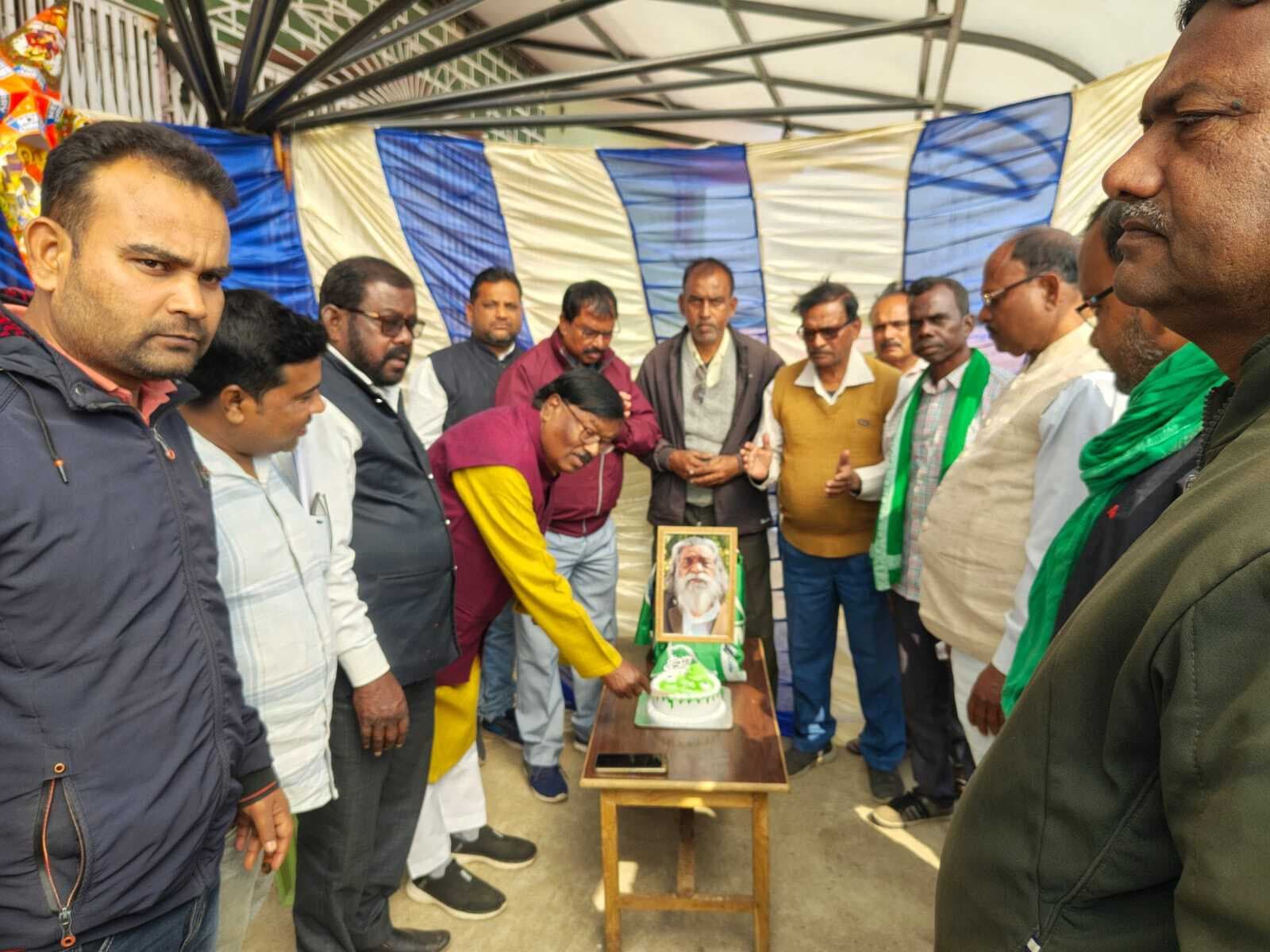 झामुमो कार्यकर्ताओं ने शिबू सोरेन का मनाया 81वां जन्मदिन