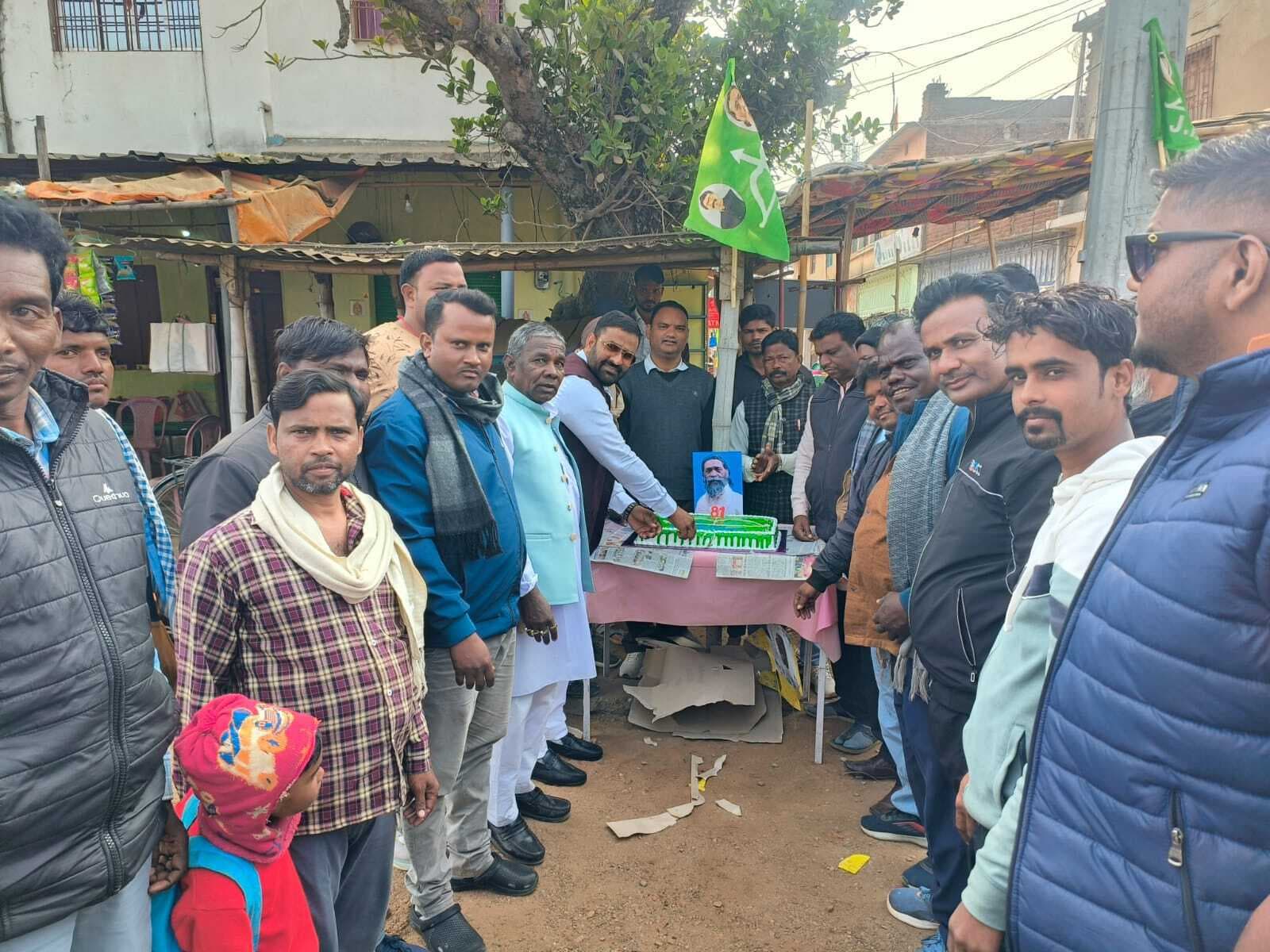 केक काटकर मनाया शिबू सोरेन का जन्म दिन