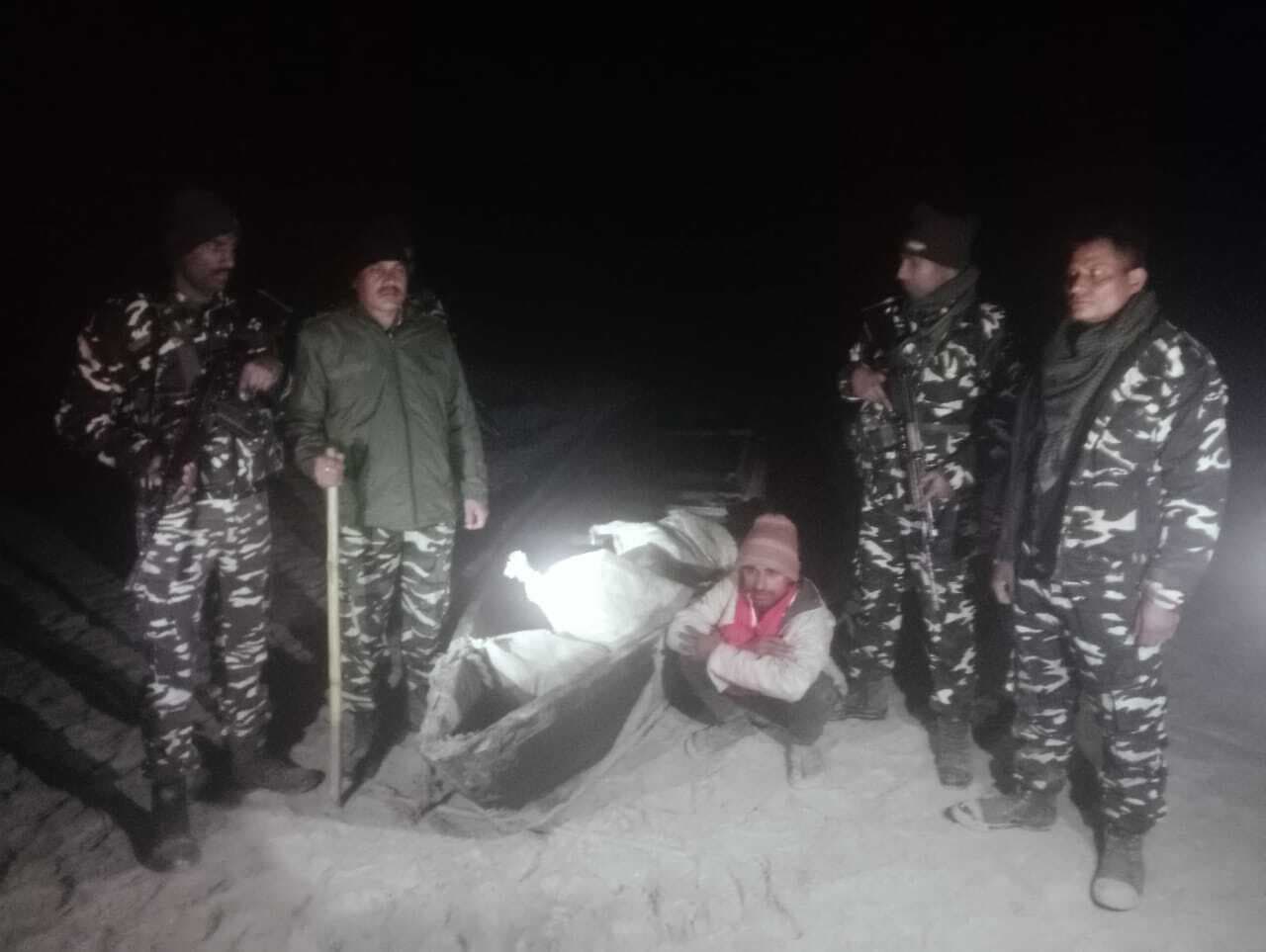 नदी के रास्ते शराब की तस्करी कर रहे तस्कर गिरफ्तार, नाव व शराब जब्त