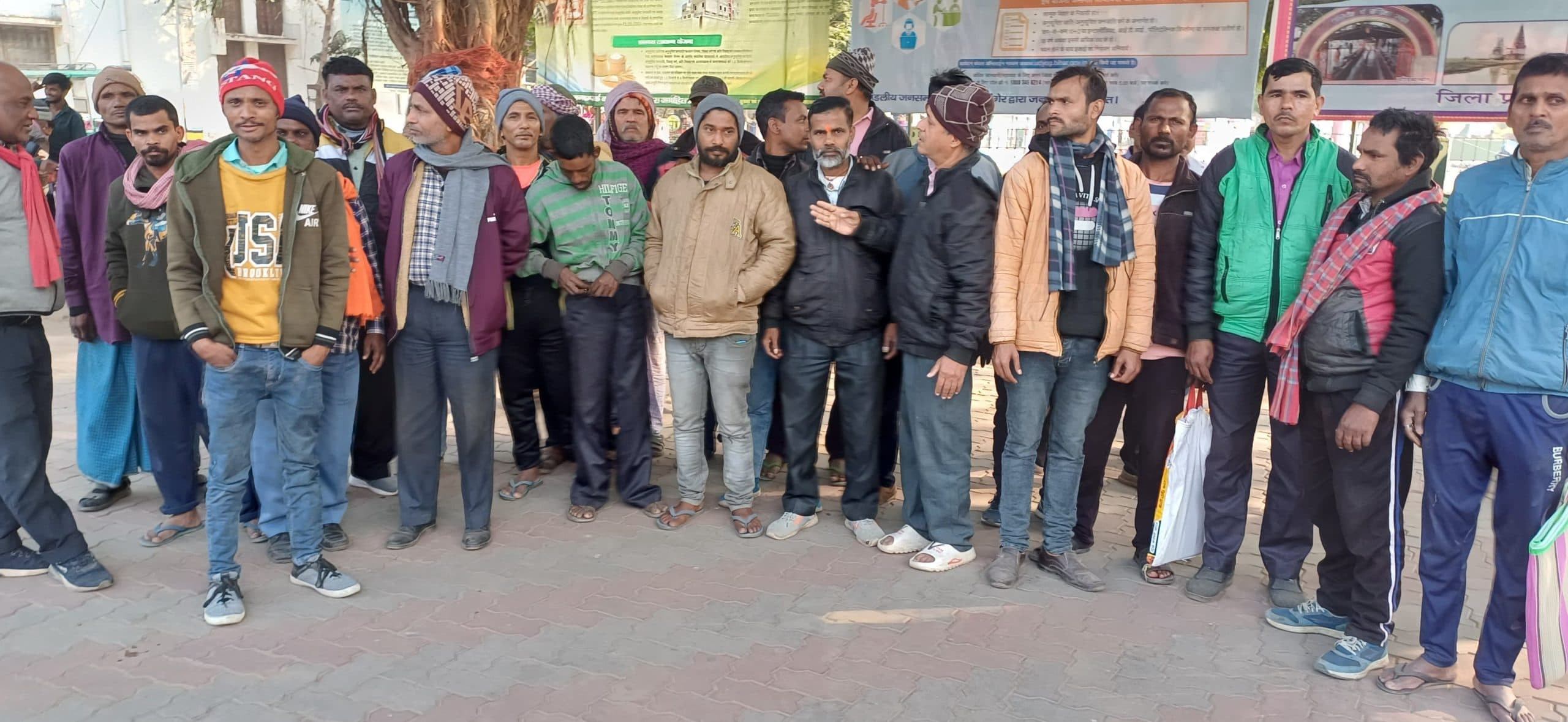 बच्चों के स्कूली परिवहन पर प्रतिबंध से परेशान ई-रिक्शा चालकों ने डीएम से लगायी गुहार