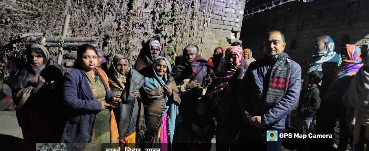 कड़ाके की ठंड से बचने गरीबों के बीच कंबल वितरित